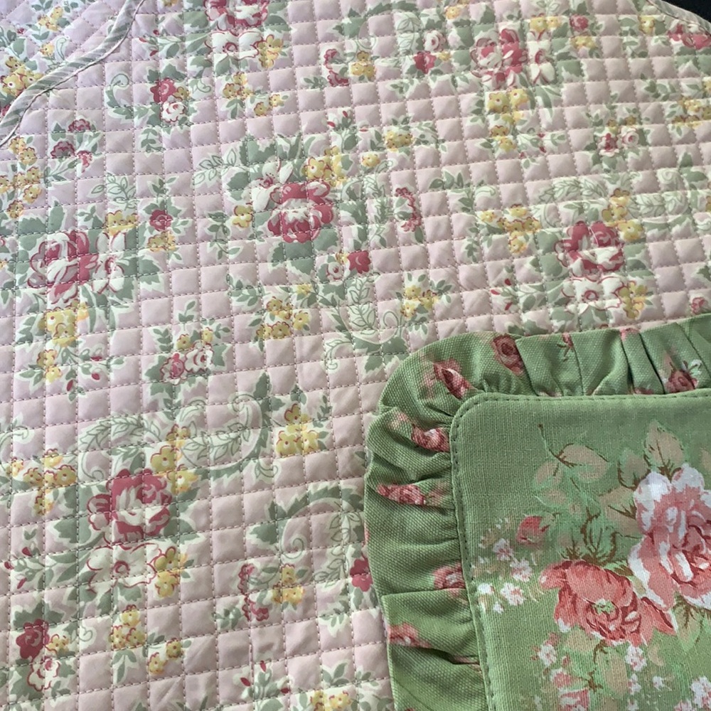 Laura Ashley 4 placemats and pot holder  pink roses